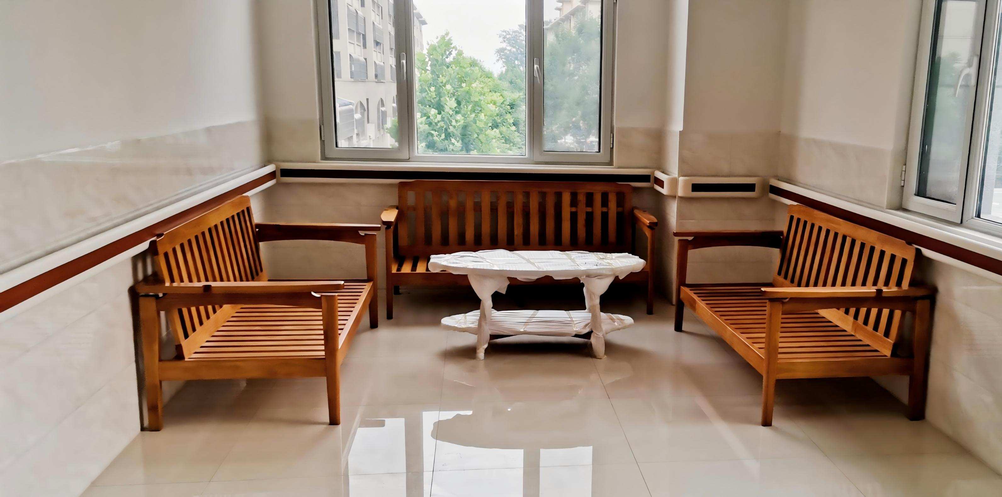 Shanghai Faces 120,000-Strong Gap in Companion Medical Care for the Elderly