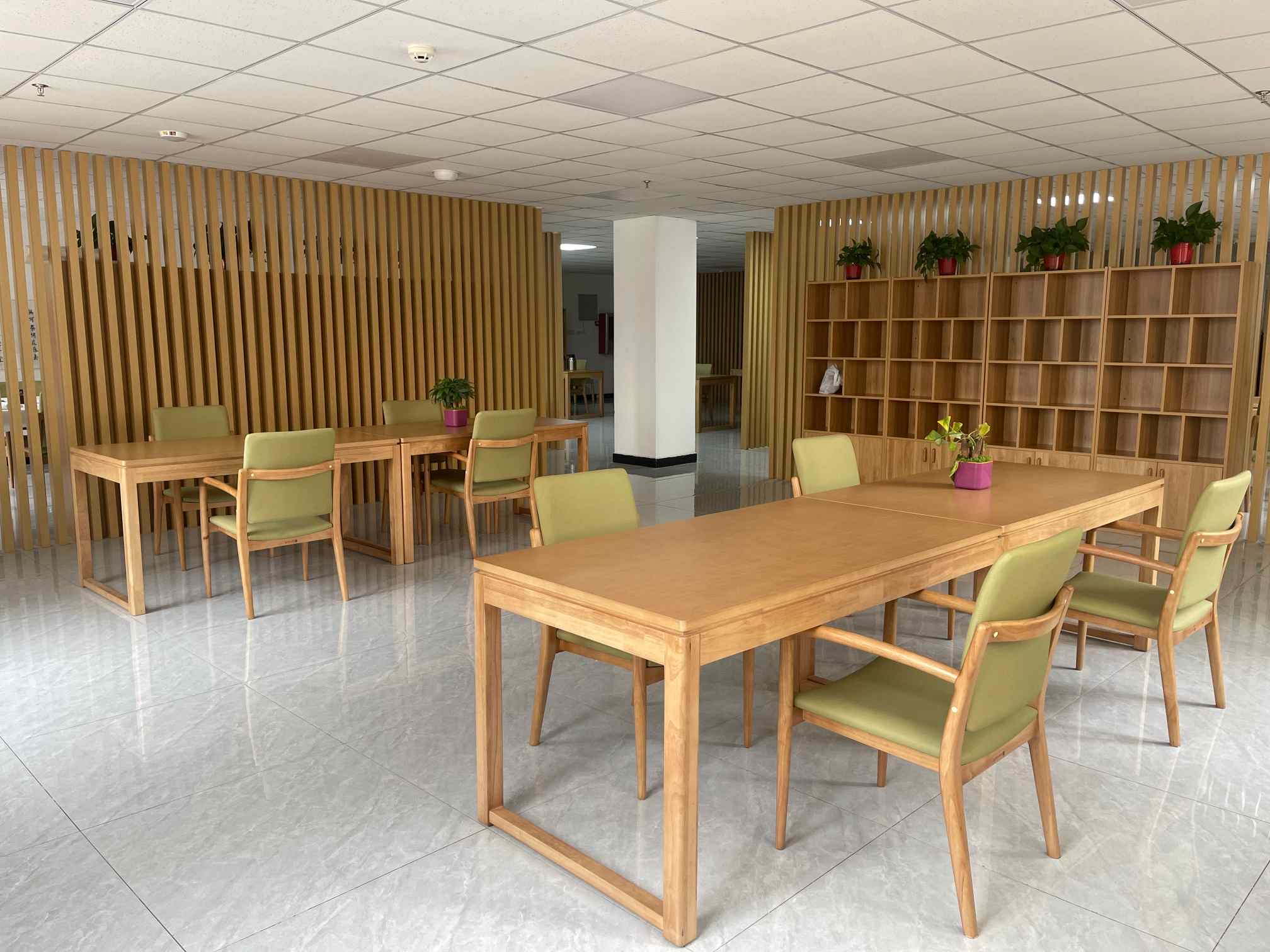 Protect Senior Health: Wooden Furniture & Humidity Control for a Comfortable Rainy Season